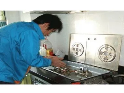 燃气灶粘在一起了怎么办
