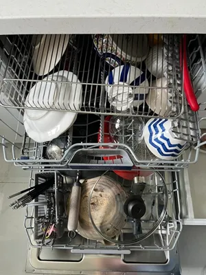 美的洗碗机底部有残留的水