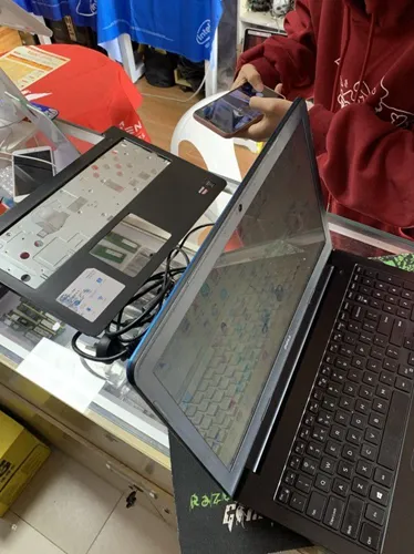 电脑撒上水之后屏幕变暗