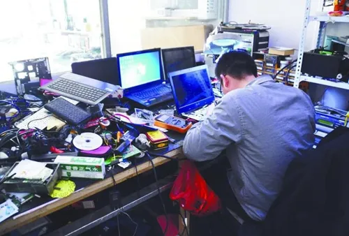 电脑显示器屏幕突然变暗