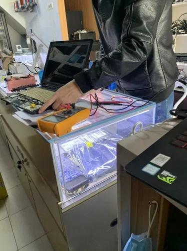 电脑屏幕有一边突然变暗了