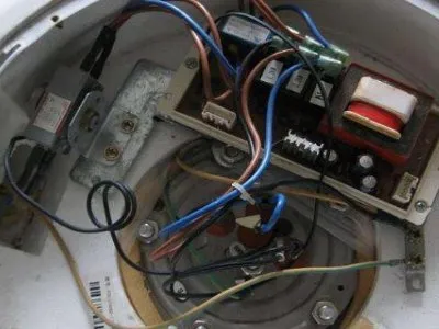 电热水器放水时水浅到主板那边怎么办(图1)