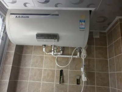 热水器水管漏水还能洗澡吗(图1) 热水器水管漏水还能洗澡吗(图1)