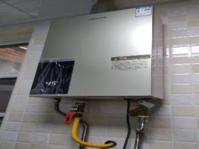 热水器顶部漏水是什么原因(图1) 热水器顶部漏水是什么原因(图1)