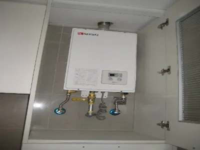 装热水器会导水池下面冷水阀漏水吗(图1) 装热水器会导水池下面冷水阀漏水吗(图1)