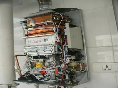 热水器后背挂墙处漏水怎么办(图1) 热水器后背挂墙处漏水怎么办(图1)