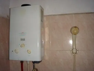 冬天热水器热水管有水珠(图1) 冬天热水器热水管有水珠(图1)