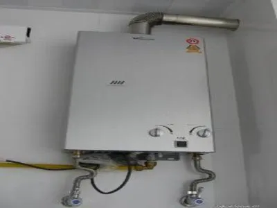 电热水器水箱水结冰撑坏水箱(图1) 电热水器水箱水结冰撑坏水箱(图1)