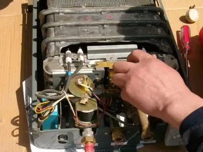 燃气热水器冻住加热后爆水(图1)