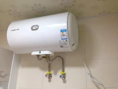 水凝热水器有两个冷凝水出水口(图1)