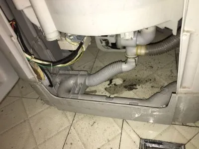 洗衣机底下的下水水管易脱落跑水怎么办(图1) 洗衣机底下的下水水管易脱落跑水怎么办(图1)