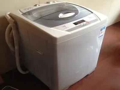 洗衣服时洗衣机里面的袜子里有很多滑滑的胶一样的东西(图1)