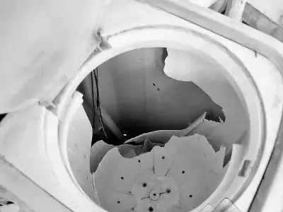 全自动洗衣机排水拉绳挂在哪里(图1)