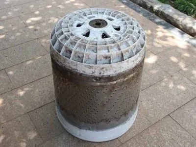 滚筒洗衣机外圈橡胶垫损坏(图1) 滚筒洗衣机外圈橡胶垫损坏(图1)