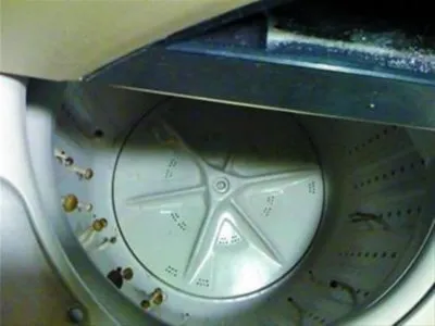 洗衣机一牛仔布底部被染色怎么办(图1) 洗衣机一牛仔布底部被染色怎么办(图1)