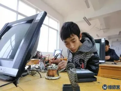 如家电视突然亮红灯无法开关(图1)