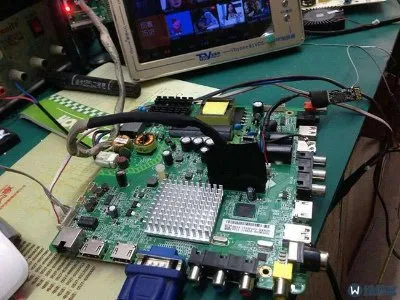 夜晶电视屏幕两边白边怎么办(图1)