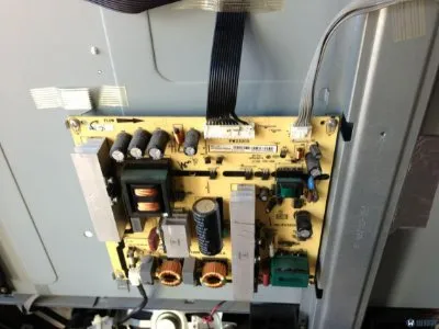 电视机亮了没有显示怎么回事(图1)