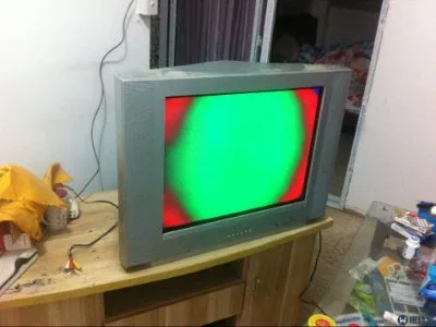 康佳电视55寸屏幕下面右边有黑条咱们维修(图1)