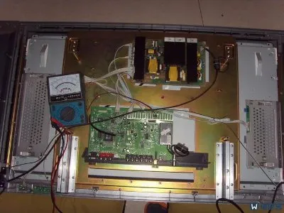 电视屏幕黑屏但是有光怎么回事(图1)