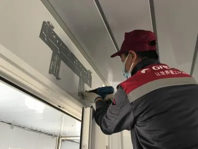 家里电视突然亮了还在玩游戏