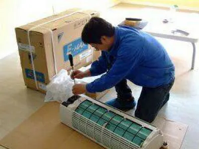 电视屏幕从中间往下逐渐变暗