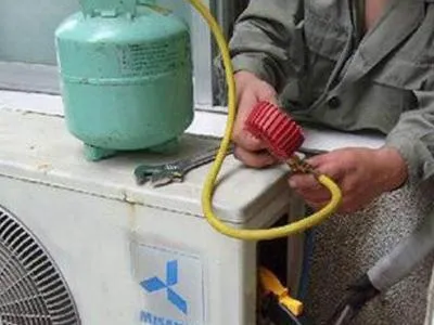 中央空调的开关是带电池的吗