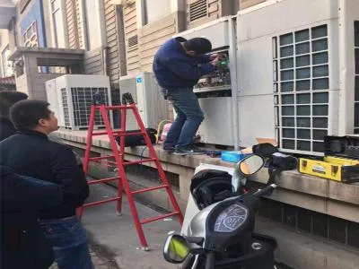 家里电视自己开了怎么回事