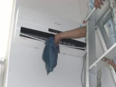 空调显示黄灯是怎么回事呀