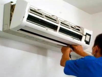 空调室外机冒烟雾是怎么回事