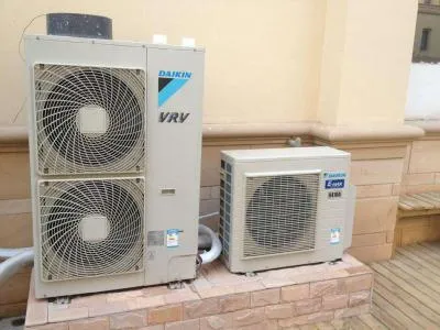 电视挂墙装歪了怎么调整