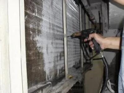 液晶电视屏幕一边的角上出现小块黑边是什么问题